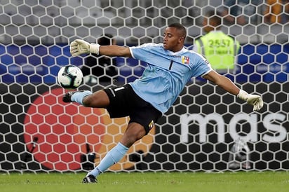 
Faríñez, de 21 años, fue figura en lo partidos ante Perú y, especialmente, frente al local Brasil, ambos con marcador de 0-0, y luego en la victoria por 3-1 sobre Bolivia, resultado que clasificó de manera invicta a los venezolanos a los cuartos de final. (ARCHIVO)