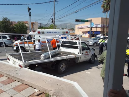 La camioneta alcanzó a impactarse contra el camión, para luego dar varios giros hasta terminar contra un muro. (EL SIGLO DE TORREÓN) 