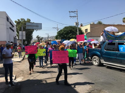 Se reunieron cerca de 200 ciudadanos, quienes aseguraron que la convocatoria se hizo mediante redes sociales. (EL SIGLO DE TORREÓN)