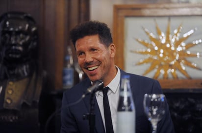 Simeone cerró su séptima campaña como técnico colchonero sin poder levantar ningún trofeo, aunque se niega a hablar de fracaso. (ARCHIVO)