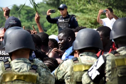 Alrededor de 50 migrantes de Haití y África, quienes denunciaron maltrato y pidieron atención médica y alimentos, intentaron fugarse nuevamente de la Feria Mesoamericana, espacio acondicionado para albergar a los extranjeros detenidos por el Instituto Nacional de Migración (INM). (ARCHIVO)