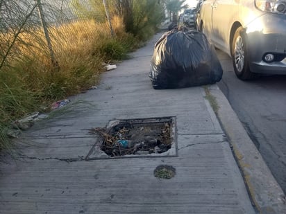 Además de que el registro no tiene tapa, acumula basura. (EL SIGLO DE TORREÓN)