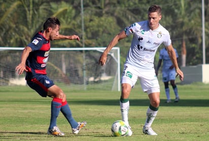 El atacante argentino Julio César Furch se mostró bastante activo durante el duelo ante los 'ticos'. (CORTESÍA)