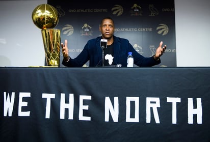 El presidente de los Raptors, Masai Ujiri, habla con periodistas durante una conferencia de prensa en Toronto. (AP)