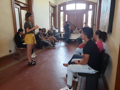 Motivados. Jóvenes y adultos fueron ayer a las pruebas que realizó la productora en las instalaciones de la Casa de Cantera. (EL SIGLO DE TORREÓN / ALDO MAGALLANES)