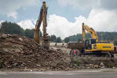 La maquinaria continúa con la construcción de la autopista Toluca-Naucalpan, por lo que camiones de construcción van y vienen y portan el escudo de Teya, ligada a Grupo Higa. (EL UNIVERSAL)