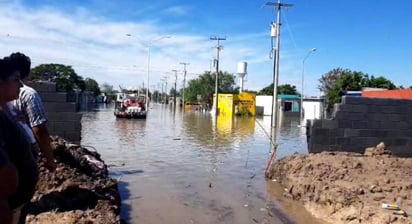 Información de medios de comunicación locales, detalla que la ciudadanía se encuentra preocupada por los posibles brotes infecciosos que pudieran presentarse por la suciedad del agua que aún mantiene inundadas las viviendas. (TWITTER)