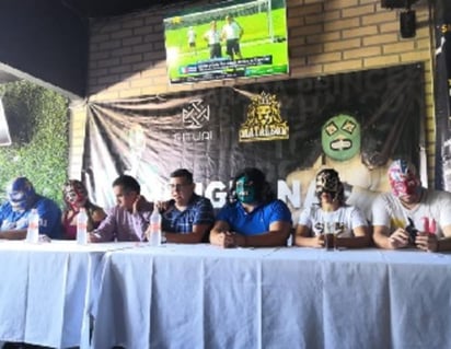 El comité organizador y gladiadores que participarán en la cartelera, dieron a conocer los detalles de esta función de 5 luchas. (ESPECIAL)