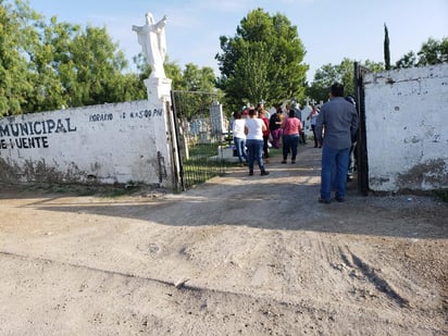 los dos cuerpos exhumados este miércoles en Piedras Negras corresponden a personas sin identificar pero que fueron enviadas a la fosa común el año pasado y a pesar de que desde el 2015 se estableció que deben llenarse los formatos correspondientes, en esta ocasión ambas carpetas se encontraban incompletas. (ARCHIVO)
