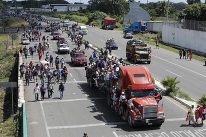 Los migrantes que cruzan México sufren inseguridad, violencia, y también son blanco de un discurso que les arrincona en dos categorías: o son delincuentes o son sumisos en busca de caridad, dijo a Efe el periodista español Alberto Pradilla, quien los acompañó en la primera caravana de octubre de 2018. (ARCHIVO)