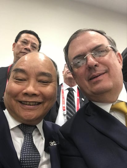 Marcelo Ebrard con el Primer Ministro de Vietnam Nguyen Xuan Pchuc. (TWITTER)