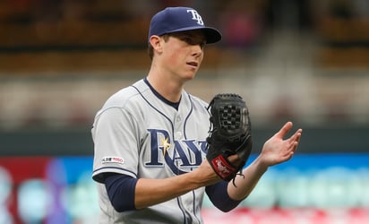 El lanzador de los Rays de Tampa Bay, Ryan Yarbrough, celebra la final de la 18a. entrada contra los Mellizos de Minnesota donde lograron llevarse la victoria. (AP)