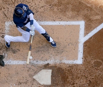 El venezolano Orlando Arcia pega un jonrón de tres carreras para la causa de los Cerveceros de Milwaukee. (AP)