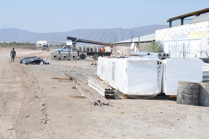 El elevado precio de los insumos como el acero y el cemento, además de la falta de crédito, han afectado a los trabajadores; hace que no haya demanda de casas. (ARCHIVO)