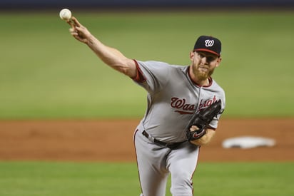 El pitcher de los Nacionales de Washington, Stephen Strasburg, ganó su 10ma decisión seguida frente a Miami. (AP)