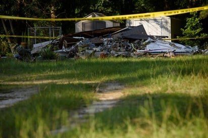 El piloto y una persona en la casa murieron en el lugar, y otra persona fue hospitalizada con heridas graves. (AP)