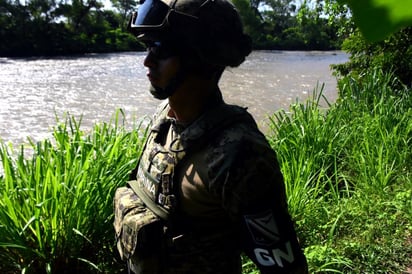 Las autoridades mexicanas amenazaron con demandar penalmente a la gente que vende insignias falsas de la flamante Guardia Nacional. (ARCHIVO)