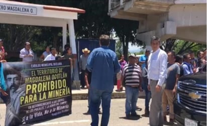 Con mantas le pidieron 'fuera la minería, viva el agua', y que cancele las concesiones mineras de Fortuna Silver.
(EL UNIVERSAL)