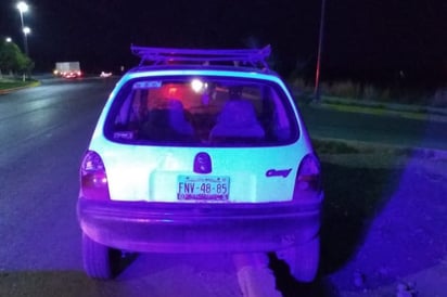 El vehículo Chevrolet Chevy terminó sobre el camellón de la entrada a la colonia Bosque Real del municipio de Gómez Palacio.