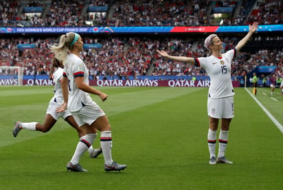 Megan Rapinoe (d) celebra tras anotar el primer tanto en la victoria de Estados Unidos 2-1 sobre Francia.