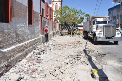 Positivo.- El Colegio de Arquitectos cuestiona la imposición de cobrar el arreglo de las banquetas en mal estado.