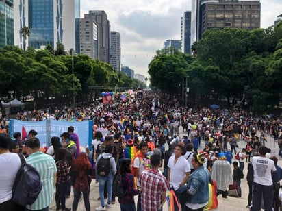 Entre banderas multicolores, coronas y diversos disfraces comenzaron las actividades del Día Internacional de la comunidad LGBTTTI+, las cuáles se desarrollarán durante todo el día en las calles del Centro Histórico. (TWITTER)
