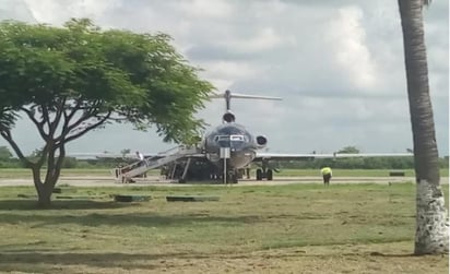 Entre los migrantes que están en el avión se encuentran hombres, mujeres y niños. (EL UNIVERSAL)