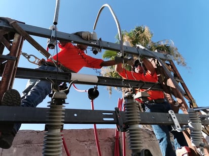 El personal de la empresa constructora subsanó el problema que hubo en el cambio del cableado aéreo a subterráneo. (EL SIGLO DE TORREÓN)