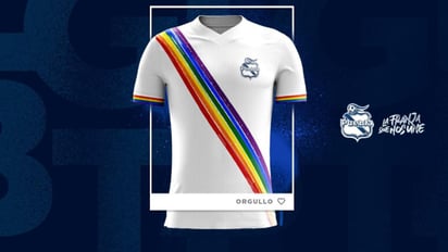 El cuadro camotero subió a sus redes sociales una imagen de una playera con los colores son los de la bandera gay y no el clásico azul celeste. (ESPECIAL)