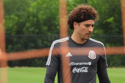 Guillermo Ochoa durante una práctica con el Tricolor. (EFE)