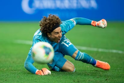 Ochoa fue el héroe del partido atajando el penal decisivo. (Especial)