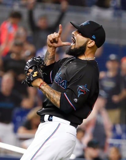 Celebra Sergio Romo tras sacar el último out, en la victoria de Marlines 9-6 sobre Filis. (AP)