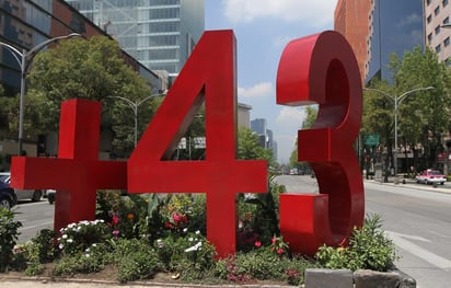 En la acera frente al Instituto Mexicano del Seguro Social y como bloques de alfabeto apilados en una sala de juegos, hay una instalación de metal grande con las letras ABC y el número 49 pintadas en rosa, azul y verde brillantes que evocan la alegría de la infancia. (ARCHIVO)