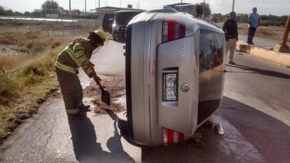 El accidente dejó cuatro heridos, tres de ellos menores de edad. (EL SIGLO DE TORREÓN) 