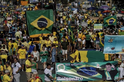 En Brasil, los manifestantes izaron frente a la sede del Congreso gigantes muñecos con las figuras de Lula con traje de rayas.