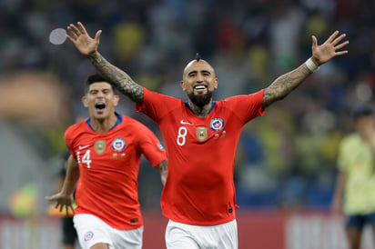 Arturo Vidal festeja la victoria de Chile por penales ante Colombia en los cuartos de final de la Copa América. (AP)