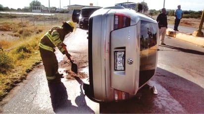 Hasta el lugar del accidente arribó personal de Fuerza Coahuila. (EL SIGLO DE TORREÓN)