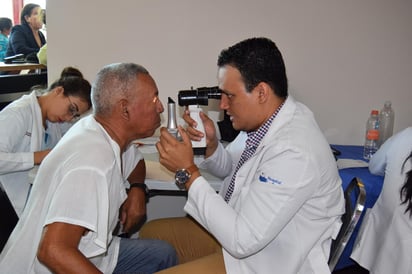 Esta mañana se llevó a cabo una jornada de valoración de personas para confirmar su pueden ser sometidas a una cirugía de cataratas. (EL SIGLO DE TORREÓN)