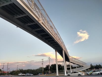 La estructura tiene 90 metros de largo y busca ser un paso seguro entre la colonia Sol de Oriente y la Plaza del Manto de la Virgen. (EL SIGLO)
