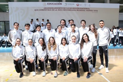 El representativo nacional de taekwondo, tanto en la modalidad de Poomsae como en Combate, estuvieron en el abanderamiento. (CORTESÍA FMTKD)