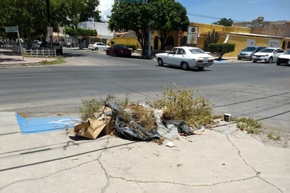 El montón de desechos se ubica justo en una rampa para personas con discapacidad. (EL SIGLO DE TORREÓN)