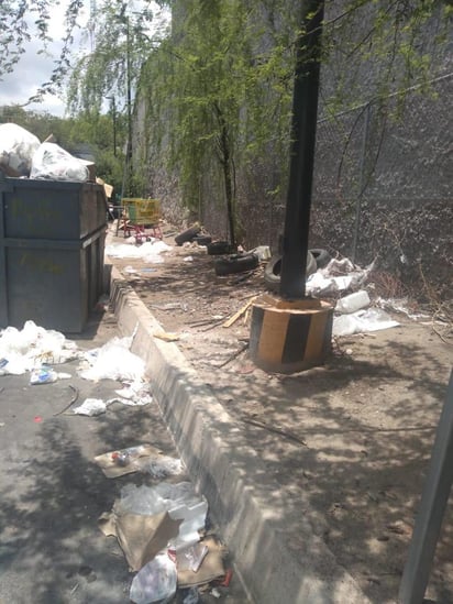 Ecología multó a Bodega Aurrerá con suciedad en el patio lateral y la vía pública. (EL SIGLO COAHUILA)