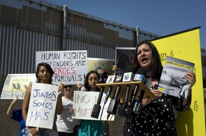 Amnistía Internacional presentó ayer en el puerto de entrada de San Ysidro el informe 'Salvar vidas no es un crimen'. (EFE)