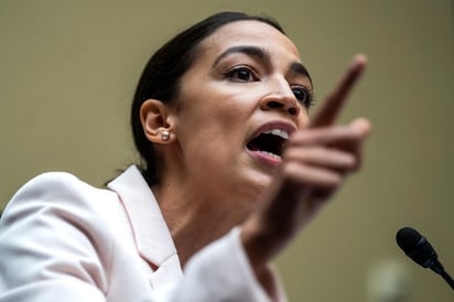 La congresista Alexandria Ocasio-Cortez criticó a las autoridades fronterizas tras visitar un centro de detención migratoria. (EFE)