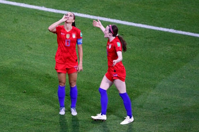 La atacante Alex Morgan (i) firmó el gol con el que las estadounidenses se metieron a la final. (AP)