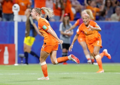 Jackie Groenen (i) celebra tras marcar la única anotación del encuentro. (EFE)