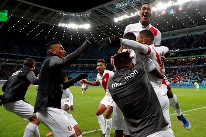 Jugadores de Perú celebran tras la victoria 3-0 sobre Chile en la semifinal de la Copa América. (EFE)