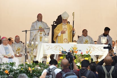 Entre los asistentes a la toma de posesión se encontraba Julio Carrillo, vicario general; Norberto Rivera, cardenal emérito y Carlos Aguiar Retes, cardenal primado de México. (EL SIGLO DE TORREÓN)