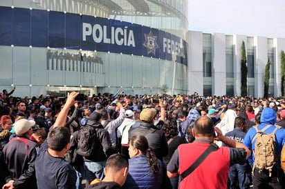 Reclamos y rechazo a la Guardia Nacional. Con un bloqueo y un paro de labores, elementos de la Policía federal reclamaron incremento salarial y rechazaron la incorporación a la Guardia Nacional; hoy presentarán un amparo. (EFE)