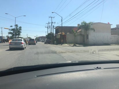 Al circular por la calzada, hay profundos baches que ponen a prueba a los vehículos al transitar por ahí. (EL SIGLO DE TORREÓN)